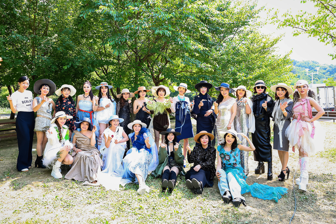  <em>Group photo of the performers (students and senior models)</em>