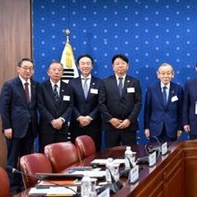 Minister Cho Tae-yeol of Foreign Affairs meets with a delegation from the Japan-Korea Economic Association