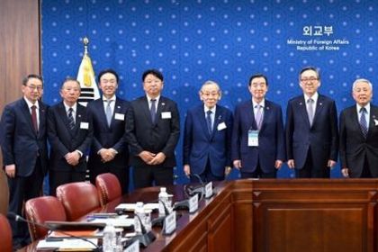 Minister Cho Tae-yeol of Foreign Affairs meets with a delegation from the Japan-Korea Economic Association