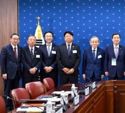 Minister Cho Tae-yeol of Foreign Affairs meets with a delegation from the Japan-Korea Economic Association