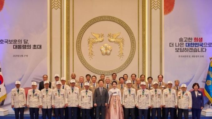 President Lee hosts luncheon for national heroes, veterans' families...“Reciprocate with the highest honor”