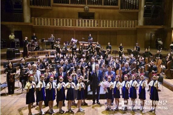 On July 2, Seong-soo Jeon, head of Seocho-gu Office (first on the right in the second row), poses for a commemorative photo with the Seocho Symphony Orchestra at the “Light Resonance K-Classical Concert” held in Berlin, Germany.