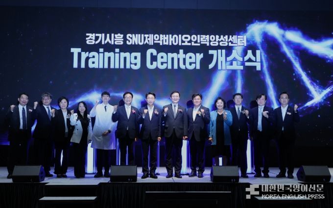 Participants are taking a commemorative photo after the ceremony. (From left: Jeong Jin-hyun, Director of the SNU Pharmaceutical Bio-Human Resources Training Center in Siheung, Shin Young-ki, Director of the Siheung Campus of Seoul National University, Jeong Eun-young, Director of the Health Industry Policy Bureau at the Ministry of Health and Welfare, Park So-young, Member of the Siheung City Council, (researcher directing), Won Hee-mok, Chairman of the SNU Bio Specialized Zone Promotion Committee; Cho Jung-sik, Member of the National Assembly; Yoo Hong-rim, President of Seoul National University; Lim Byung-taek, Mayor of Siheung City; and Oh In-yeol, Speaker of the Siheung City Council)