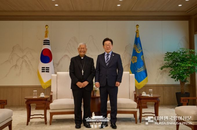 Audience with Cardinal Yoo Hyung-sik (Presidential Office)
